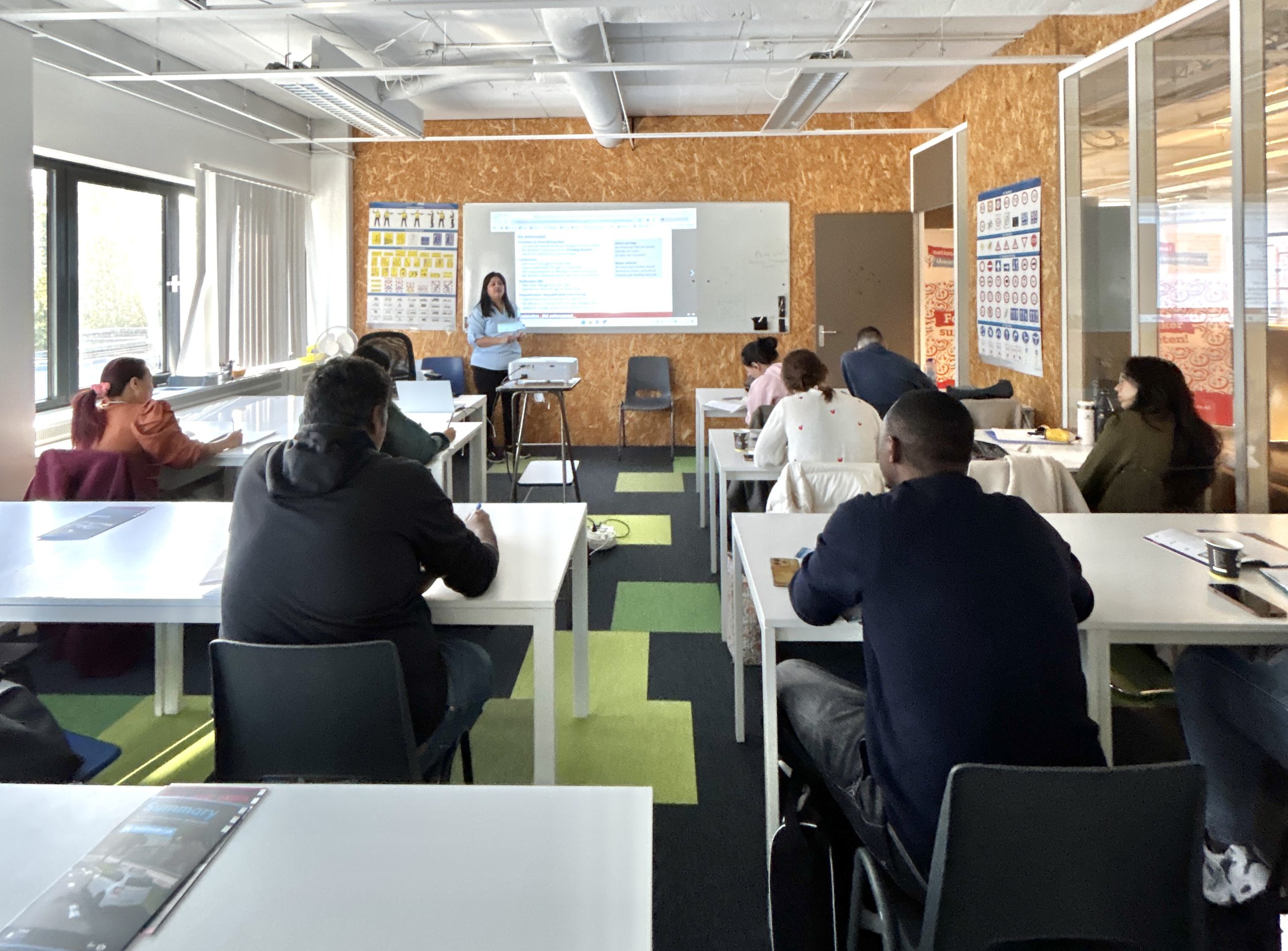 Online auto theoriecursus - Nationaal Theorieecentrum